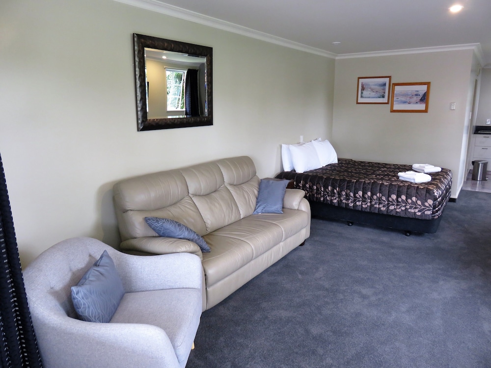 Admirals Motor Lodge 44/71