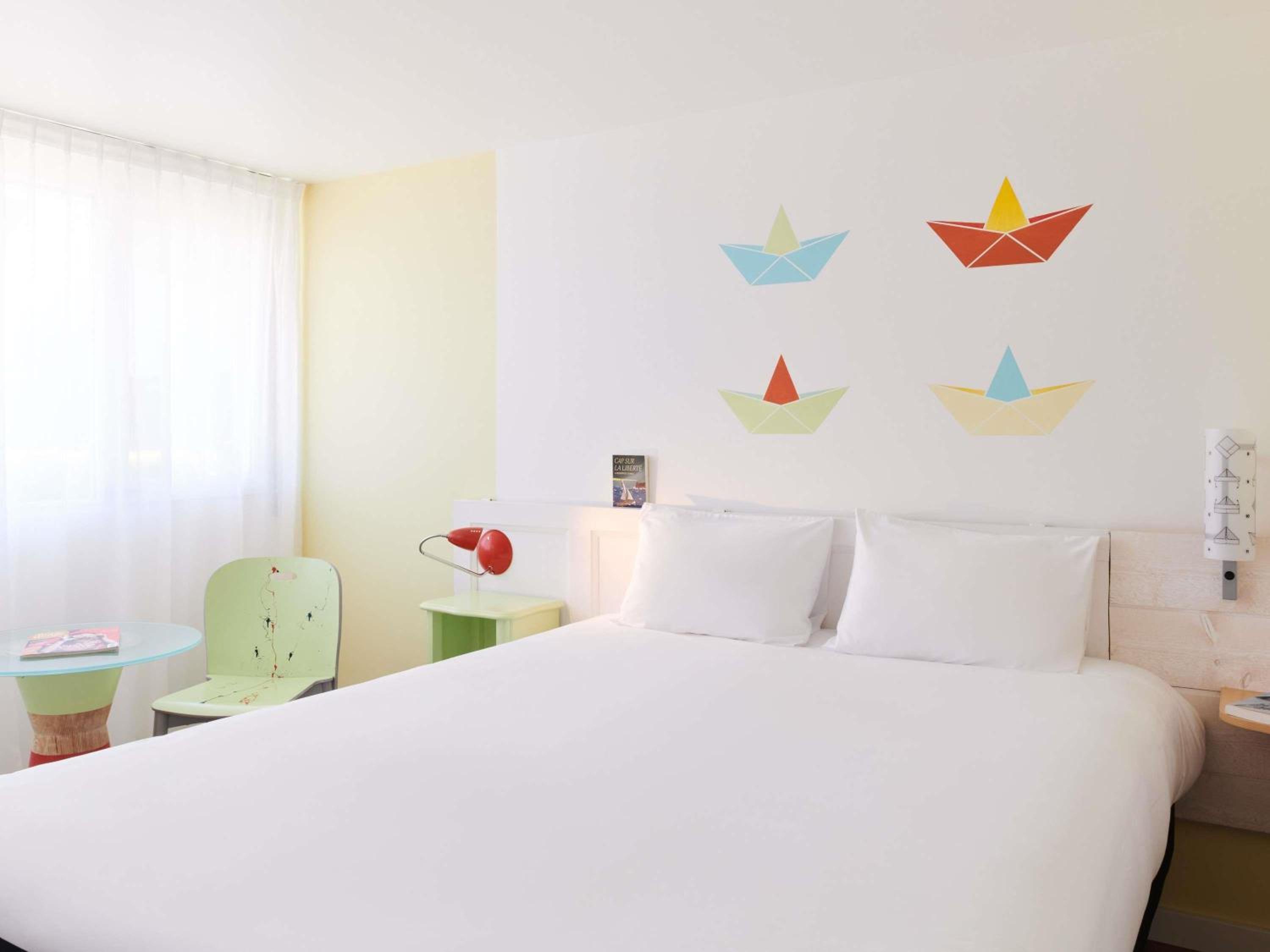 Pop, Twin Beds
