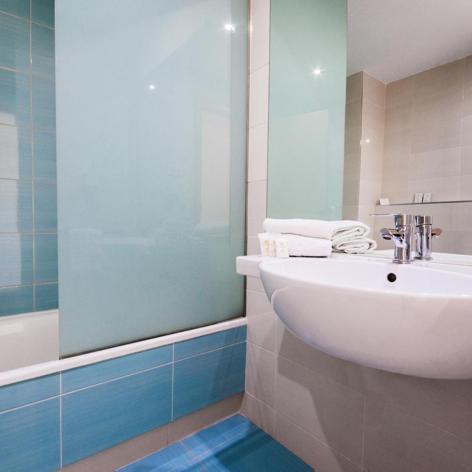 Room, Double Bed, No Terrace, Small، Fontana Plaza 2/2
