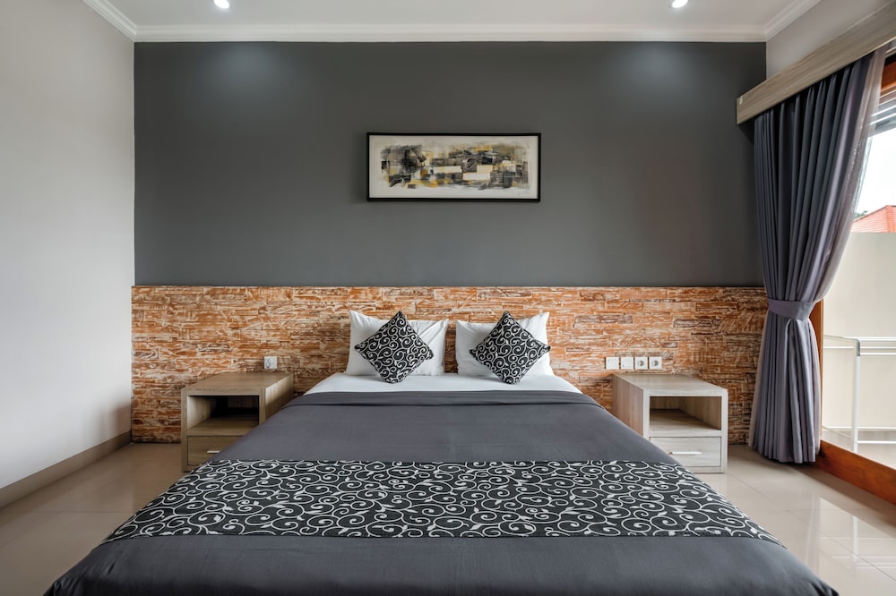 Standard, Queen Bed, D'Sarian Seminyak 6/10
