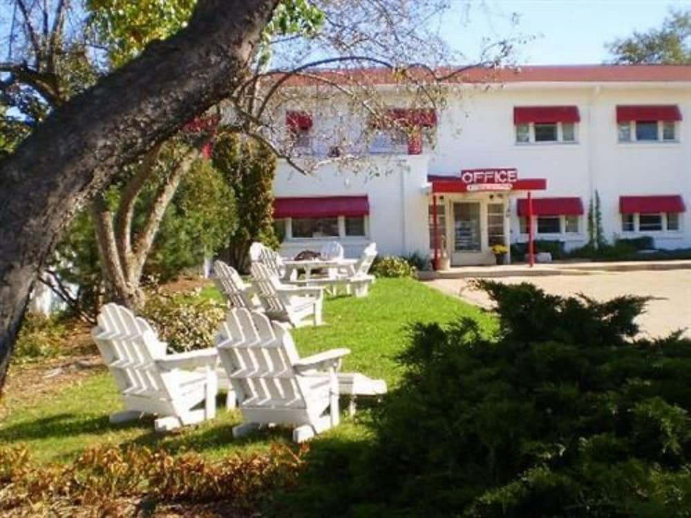 Holiday Music Motel 58/64