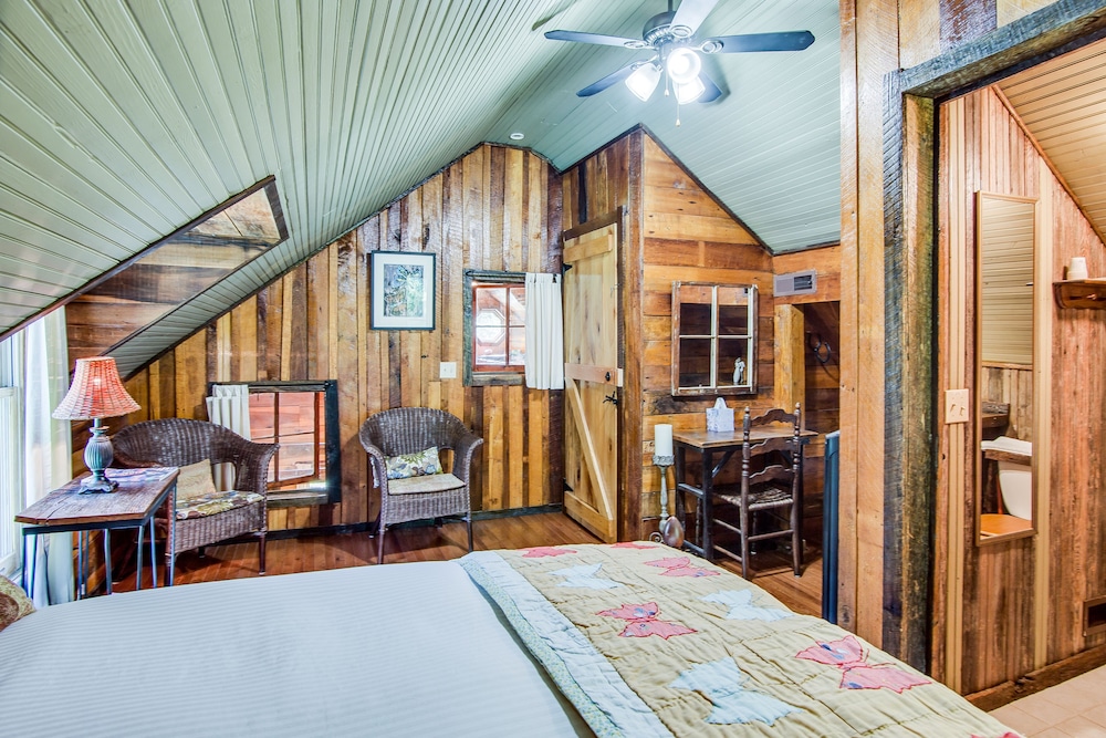 Butterfly Hollow Bed and Breakfast 2/32