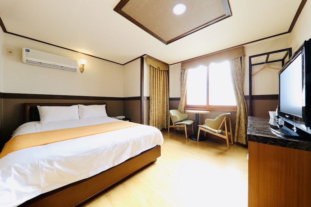 Gallery Hotel Be 15/50