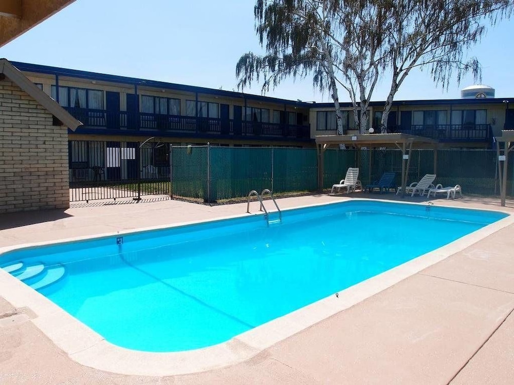 Motel Oasis Inn 6/56