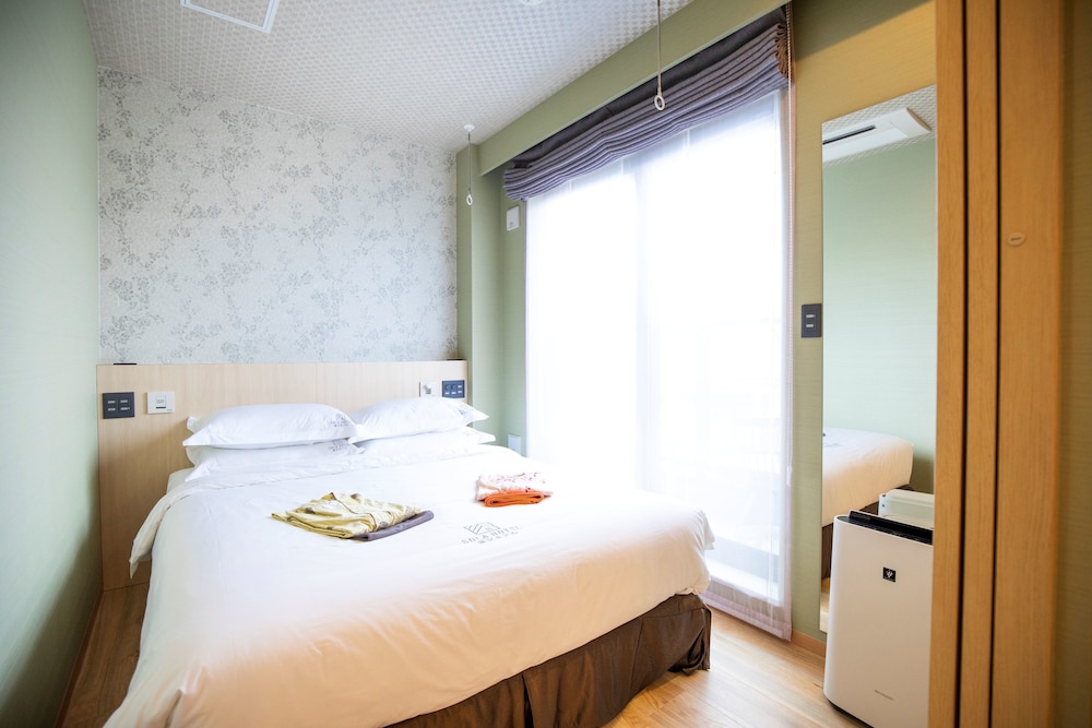 Sola Hotel 12/48