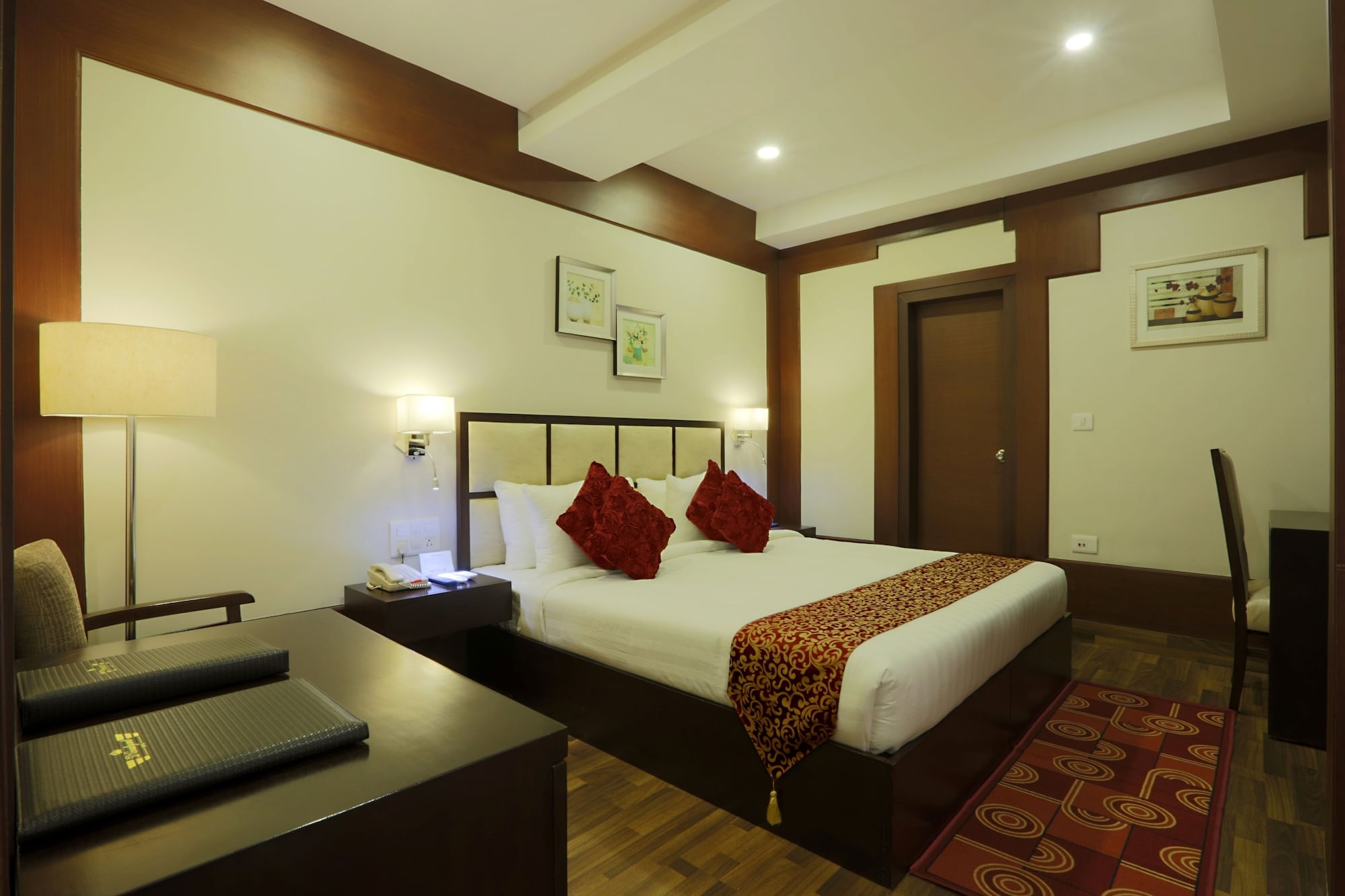 1 BEDROOM, GRAND, SUITE, SMOKING