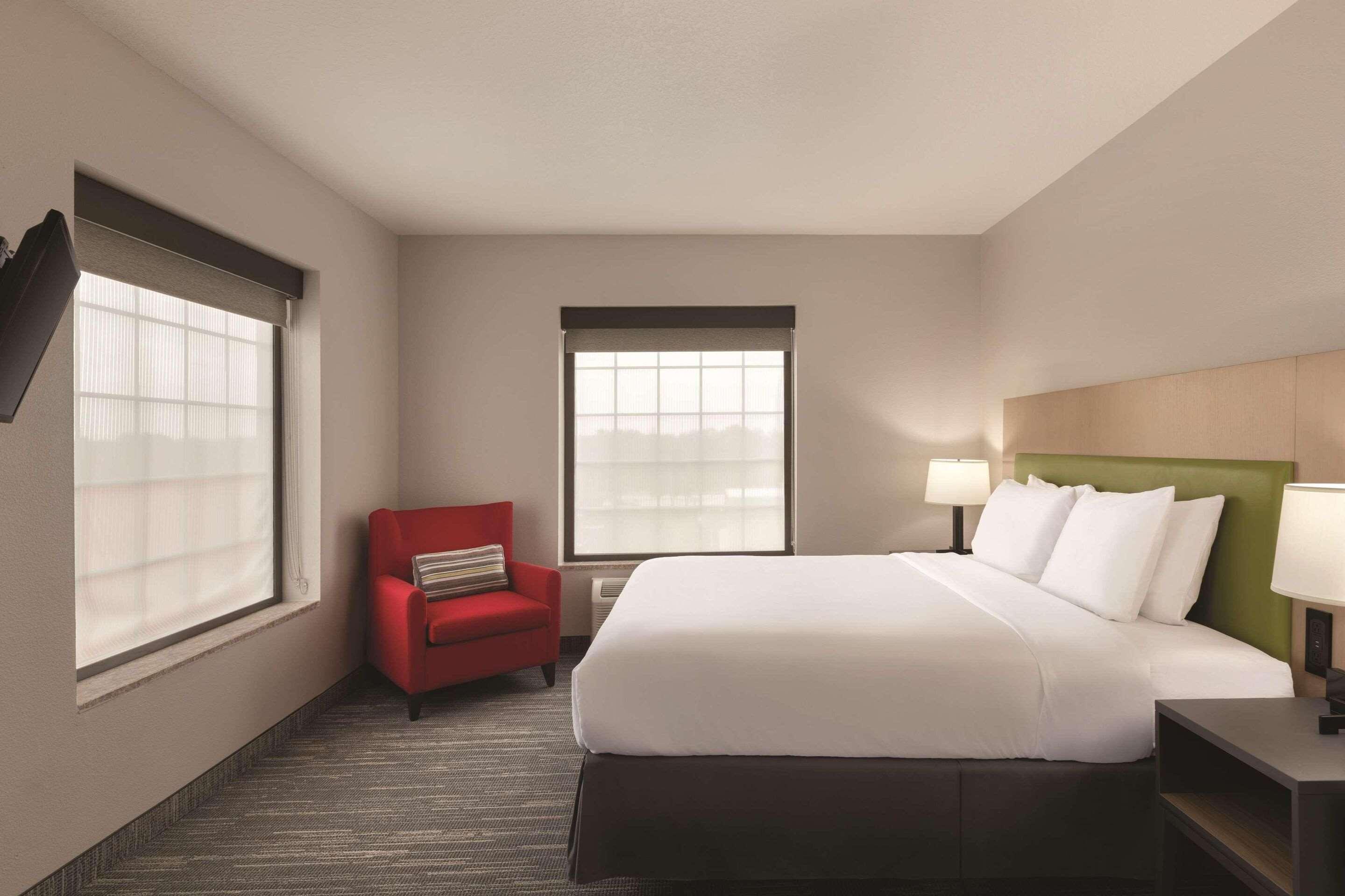 SUITE, KING BED