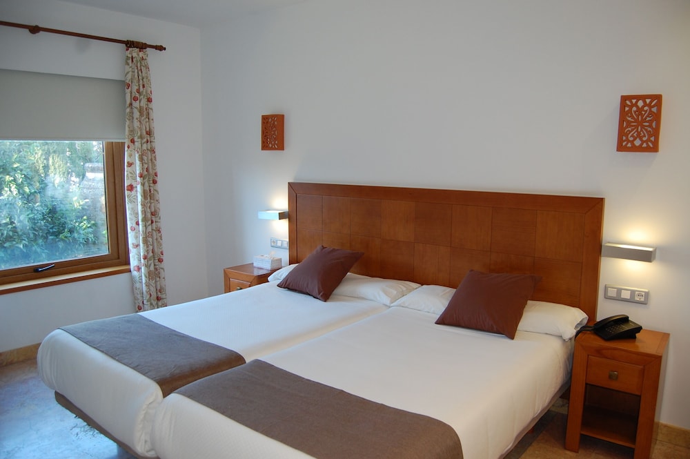 ROOM, TWIN BEDS
