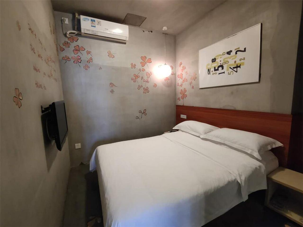 Room, Double Bed, No Window