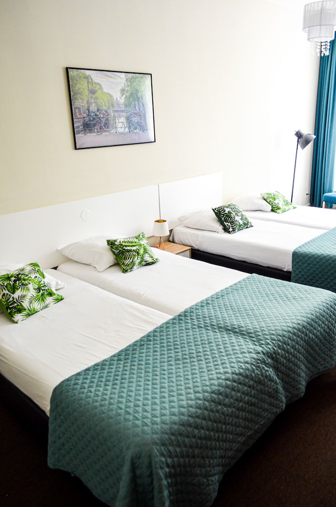 ROOM, QUADRUPLE, PRIVATE BATHROOM