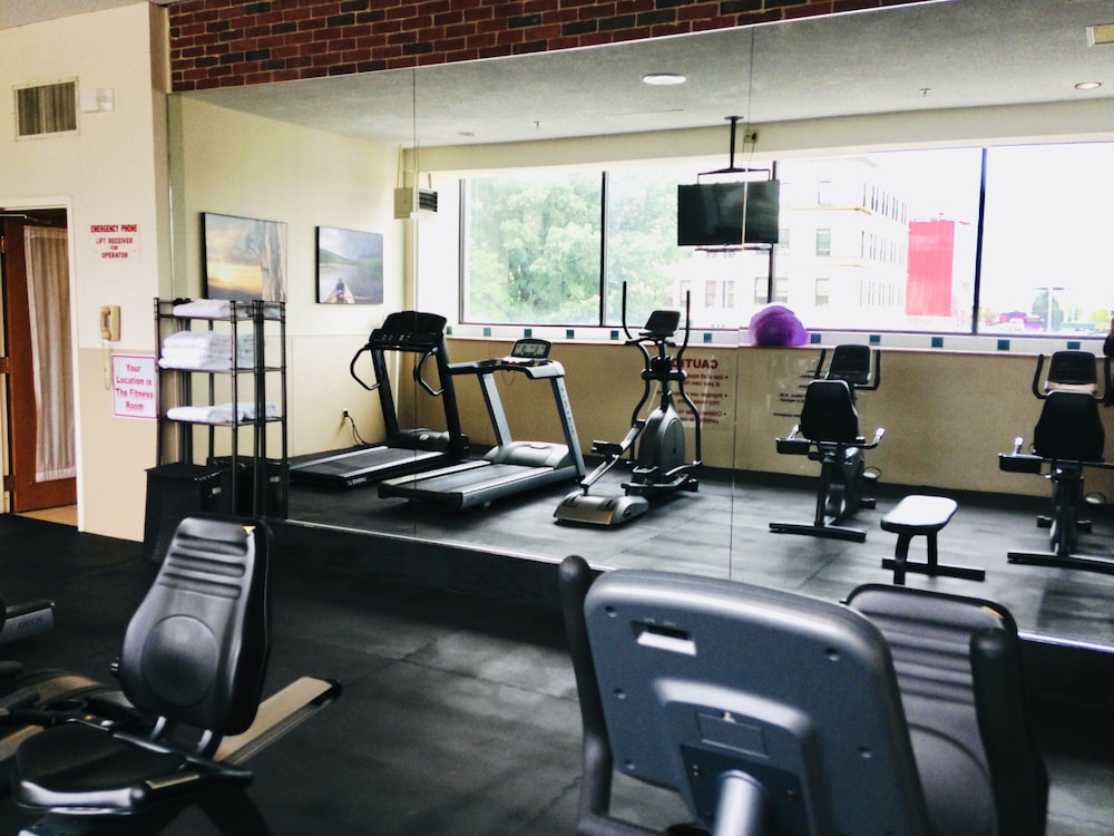 Holiday Inn Suites Pittsfield Berkshires 47/80