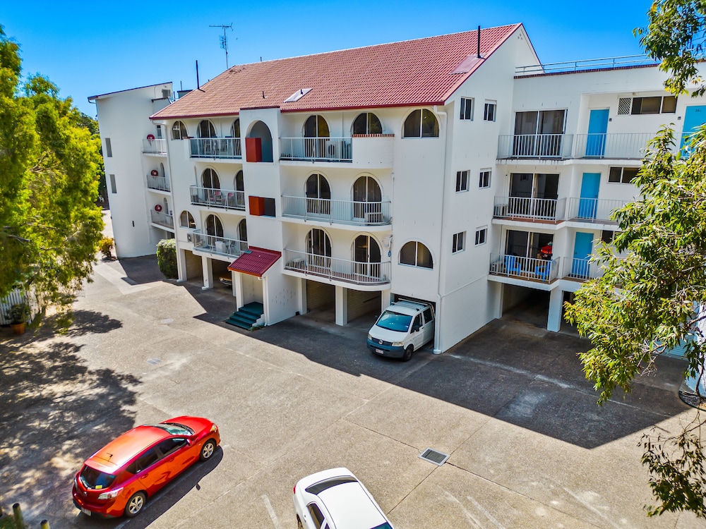 THE ISLANDER HOLIDAY RESORT 31/50