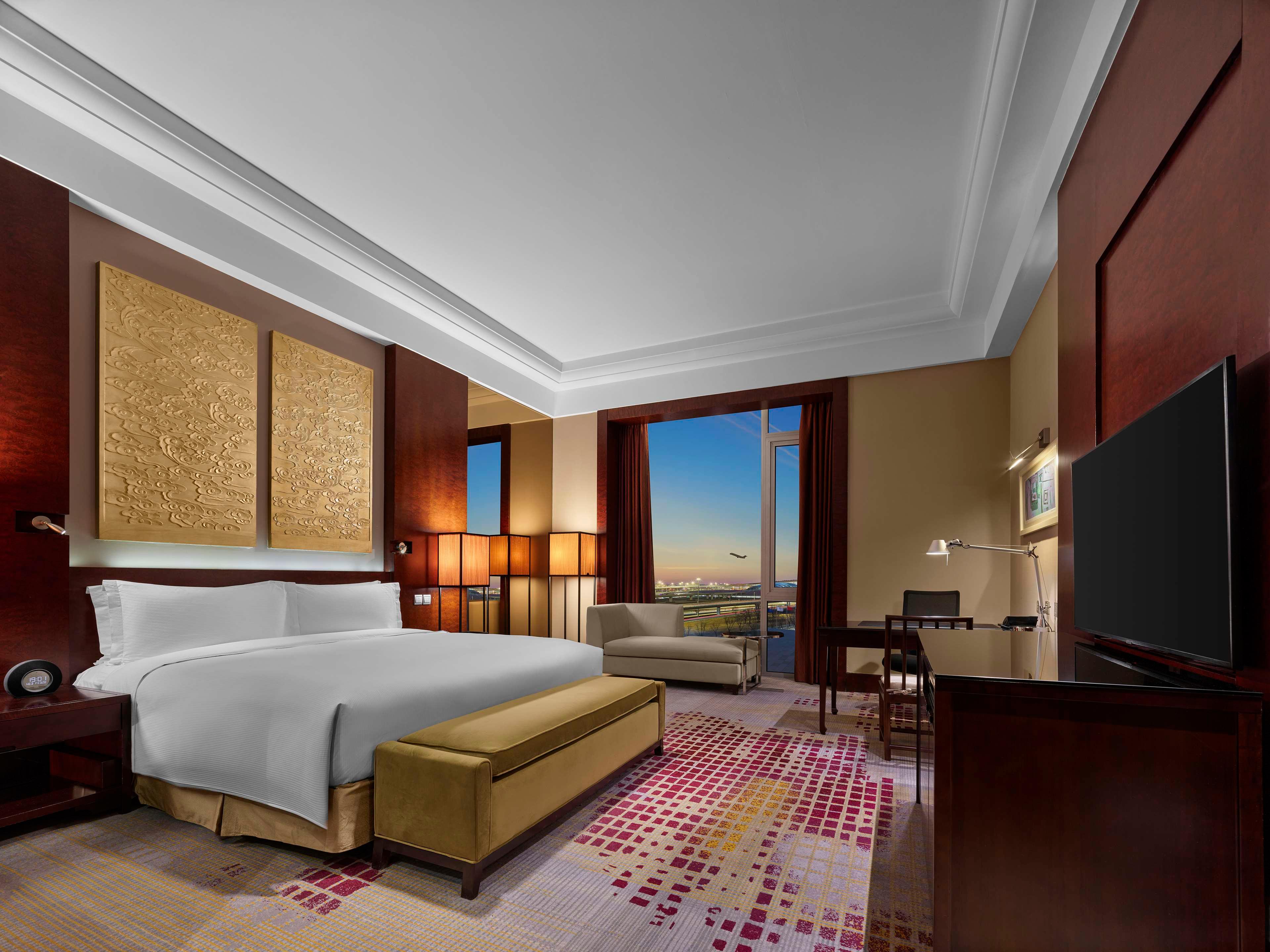 DELUXE, KING BED