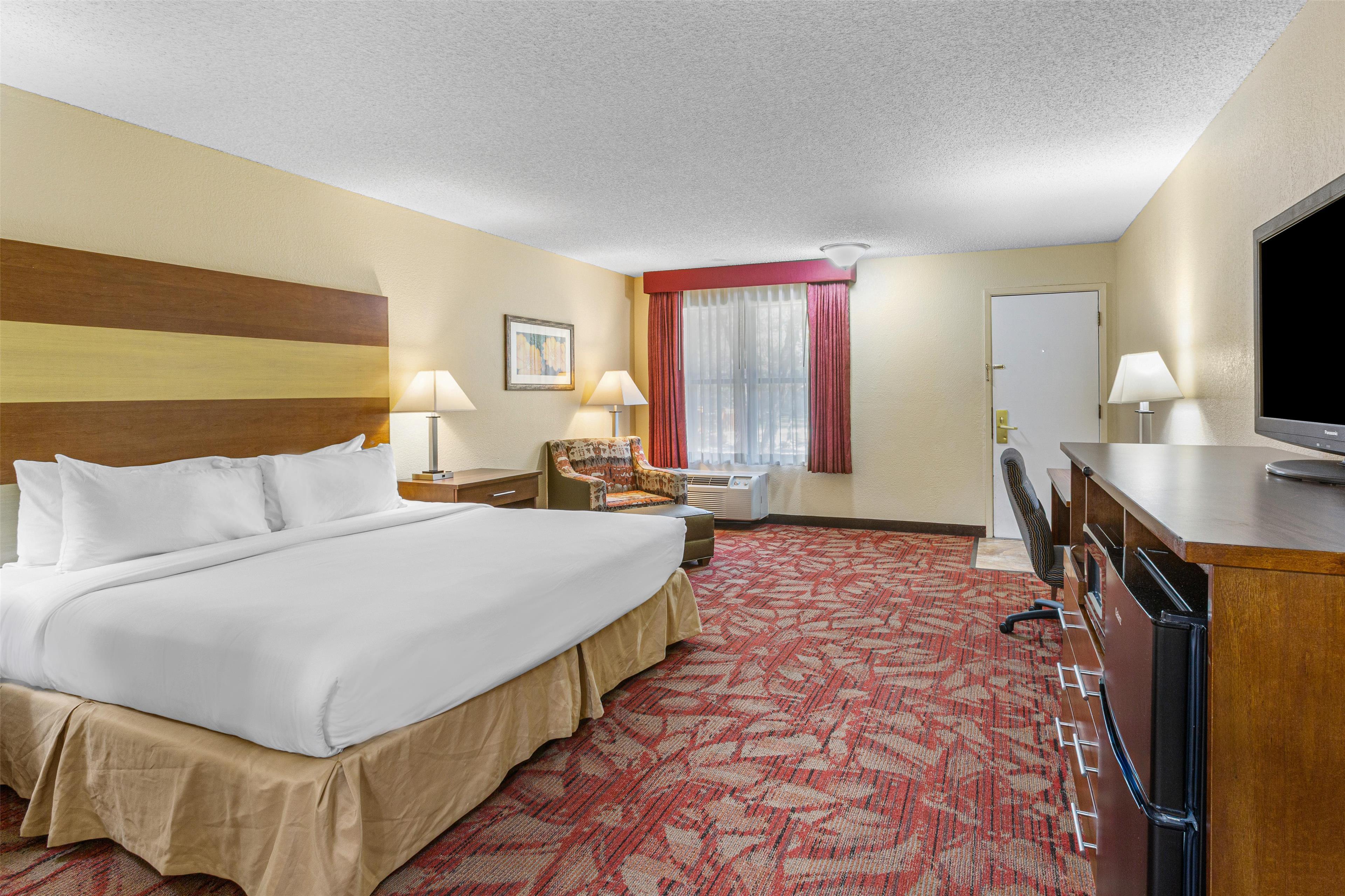 غرفة بسرير كينج للمدخنين، Best Western Pine Springs Inn 2/4