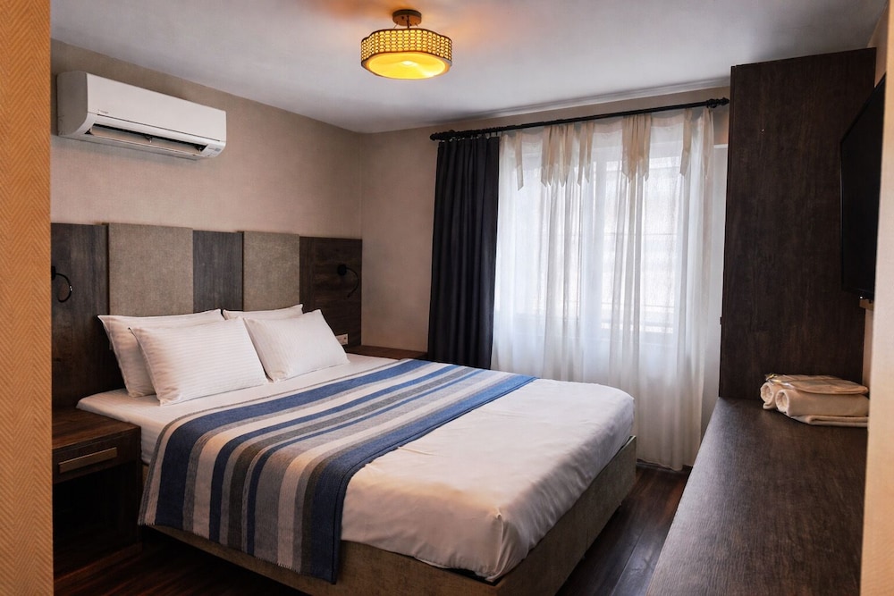 CITY, DOUBLE BED, PARTIAL SEA VIEW