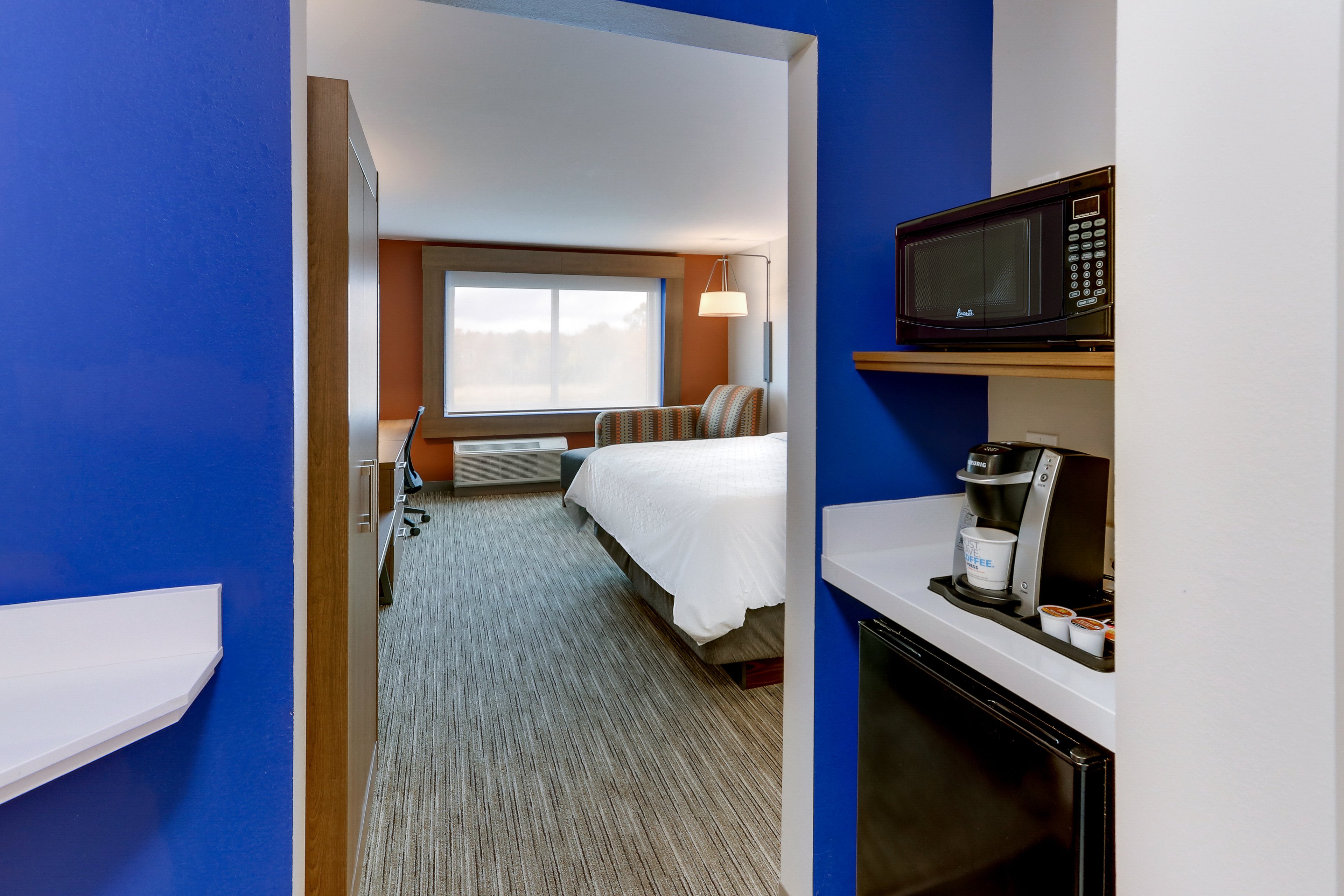 Holiday Inn Express Suites Middletown Goshen 68/71