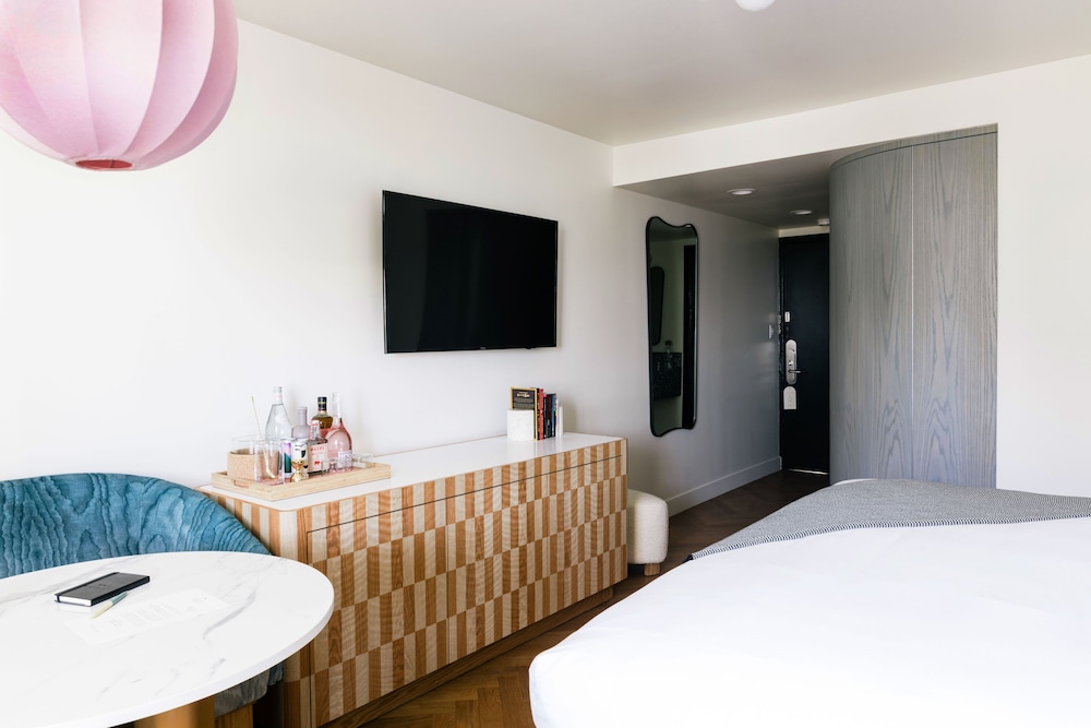Short Stories Hotel 18/53