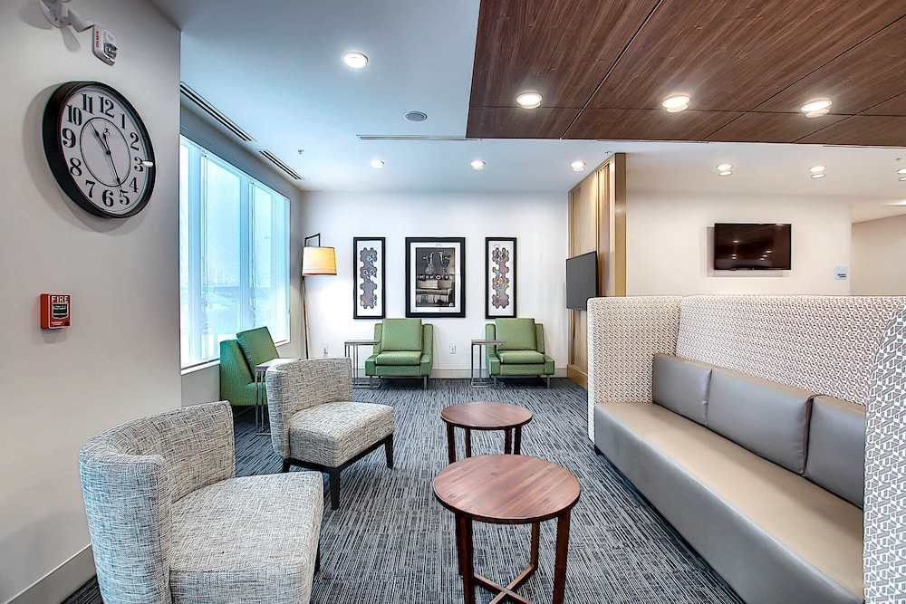 Holiday Inn Express Suites Calgary Airport Trail Ne 8/38