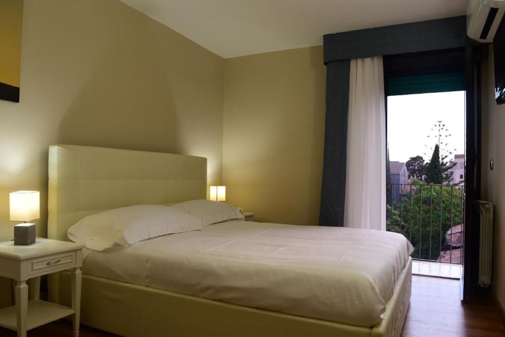 ROOM, SINGLE, DOUBLE BED
