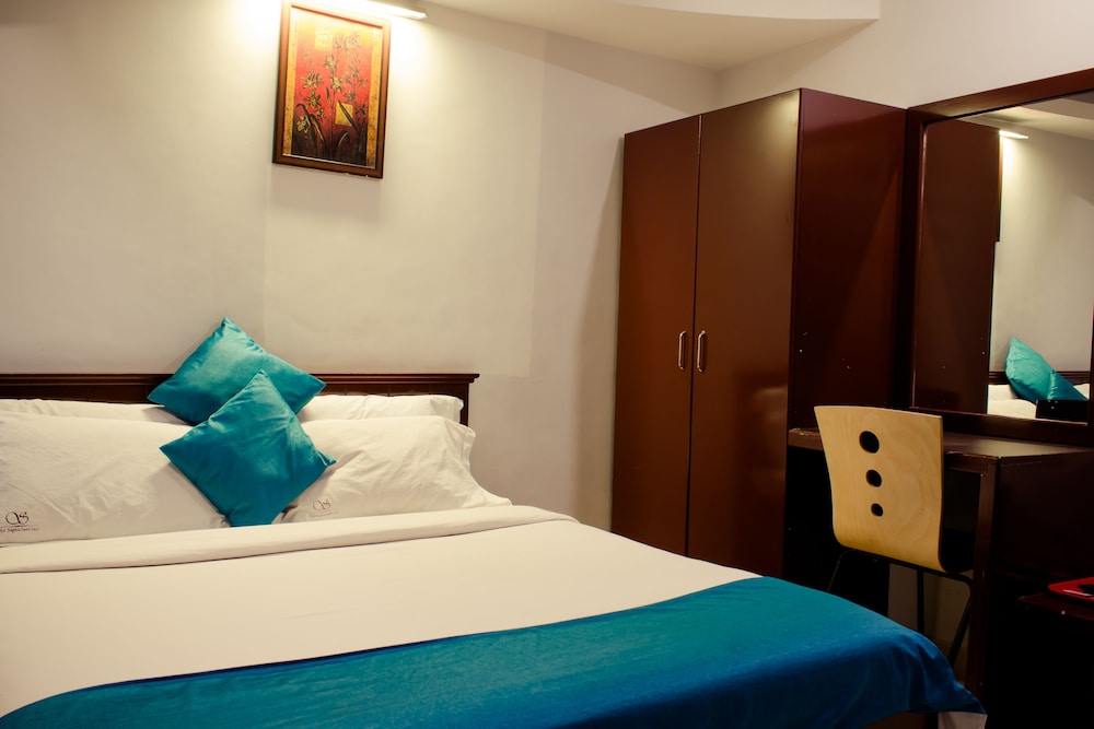 ROOM, QUEEN BED