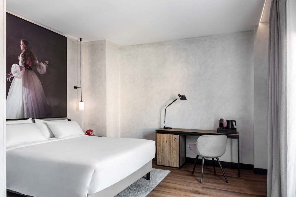Radisson RED Madrid (ex. Paseo del Arte) 20/70