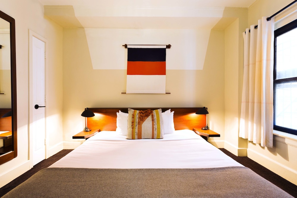 ROOM, KING BED