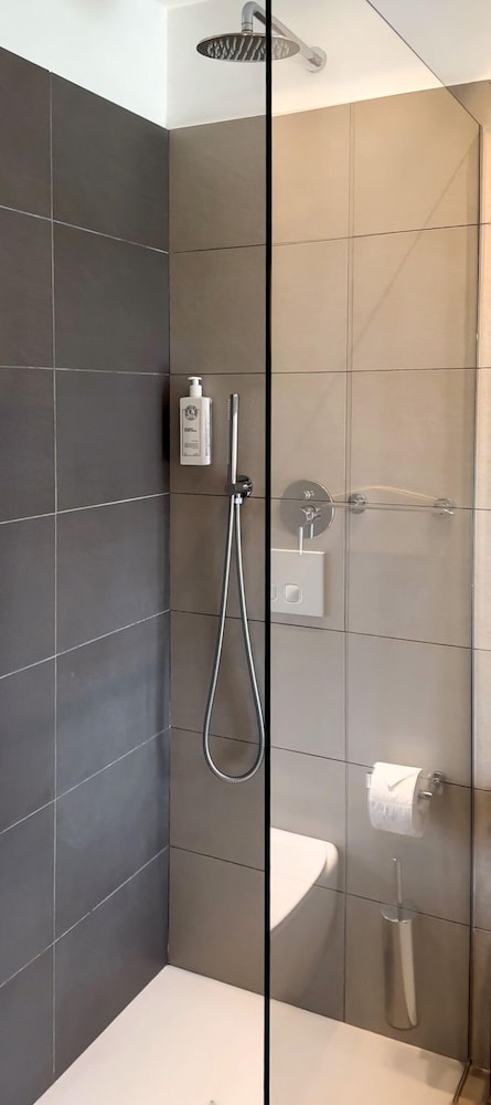 شقة سوبيريور فاخرة بسرير بطابقين وسريرين كوين بغرفتي نوم مع أريكة، Residence Charming Apartments 3/3