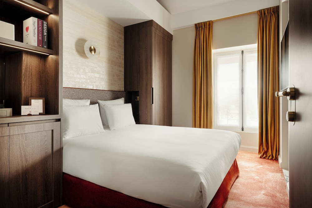 Jills Hotel 8/37