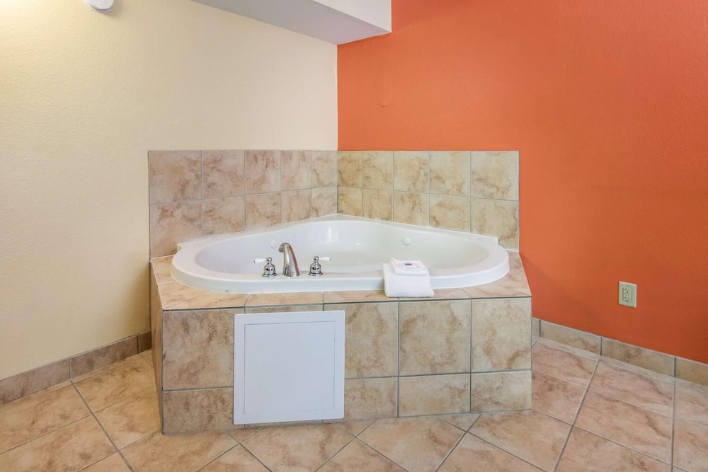 Rodeway Inn and Suites Macon 45/45