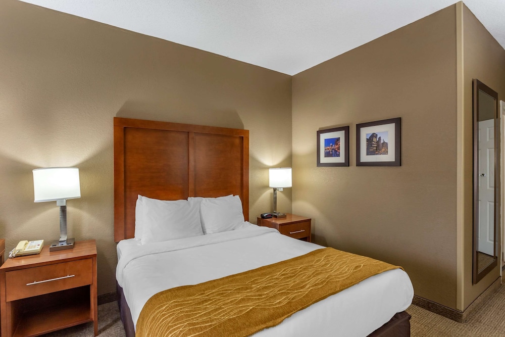 Comfort Inn Gurnee near Six Flags 12/35