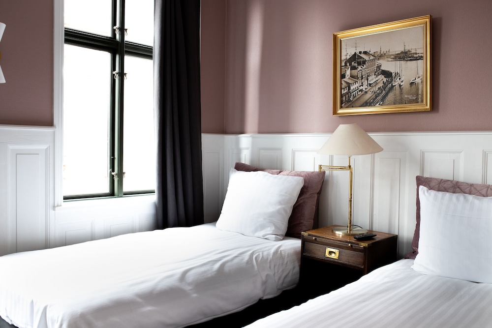 Hotel Hamlet 8/31