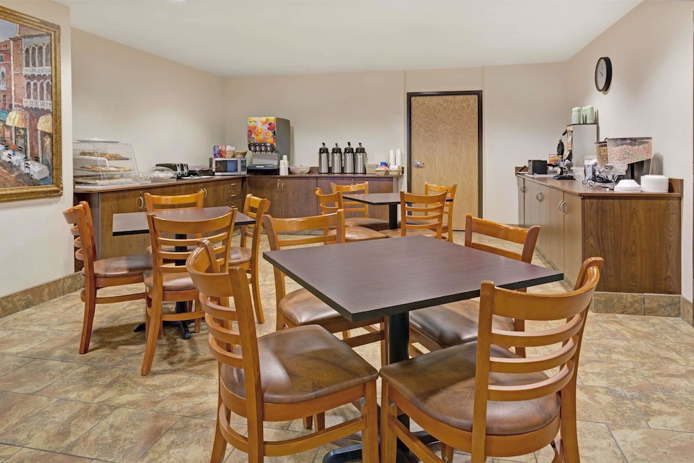 Microtel Inn & Suites by Wyndham Cheyenne 20/31