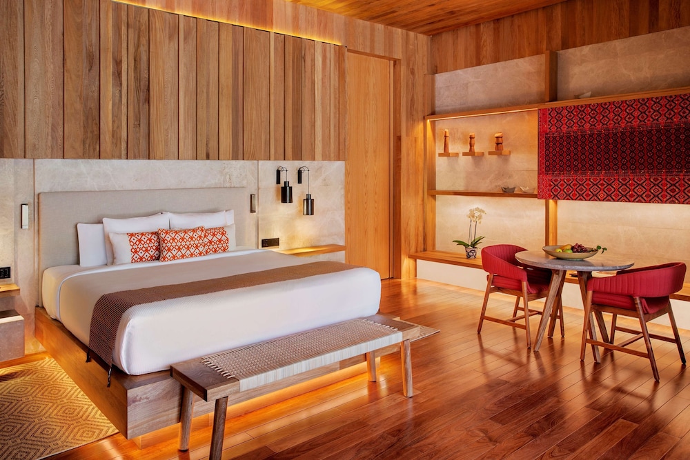 Beachfront Lanai Pool Suite King