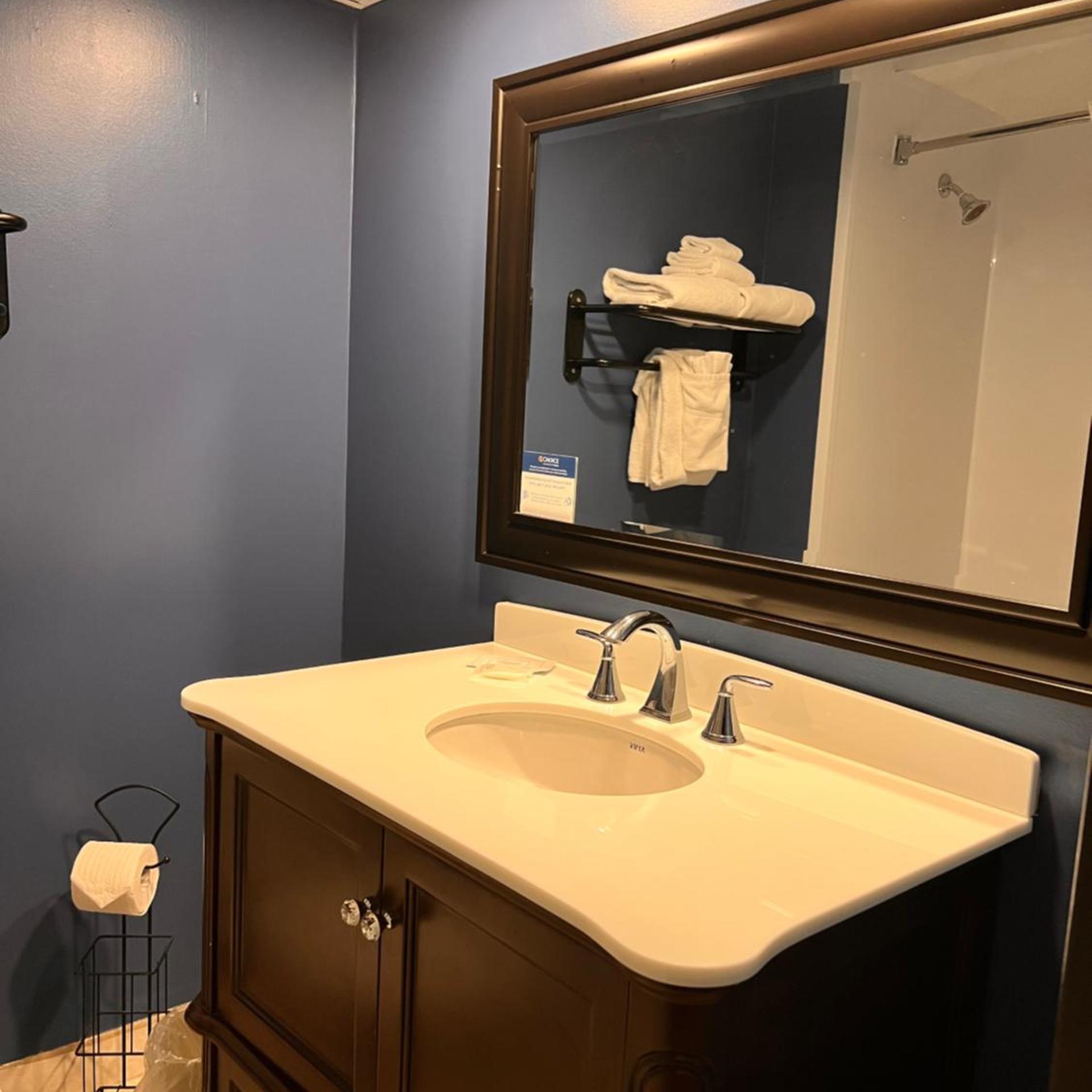 غرفة بسرير كينج وسرير كوين لذوي الإعاقة، Park Inn by Radisson Sydney, NS 3/4
