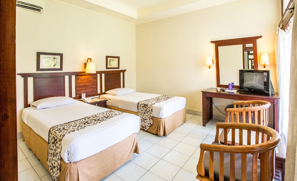 BESAKIH BEACH HOTEL 21/67
