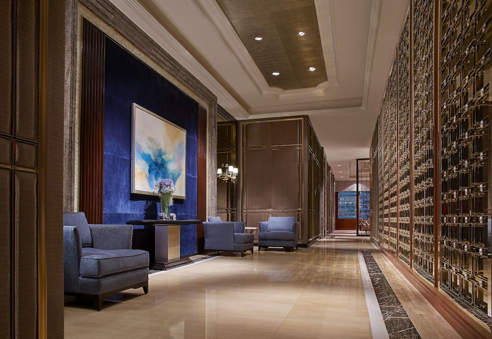 Shangri La At the Fort Manila 44/111