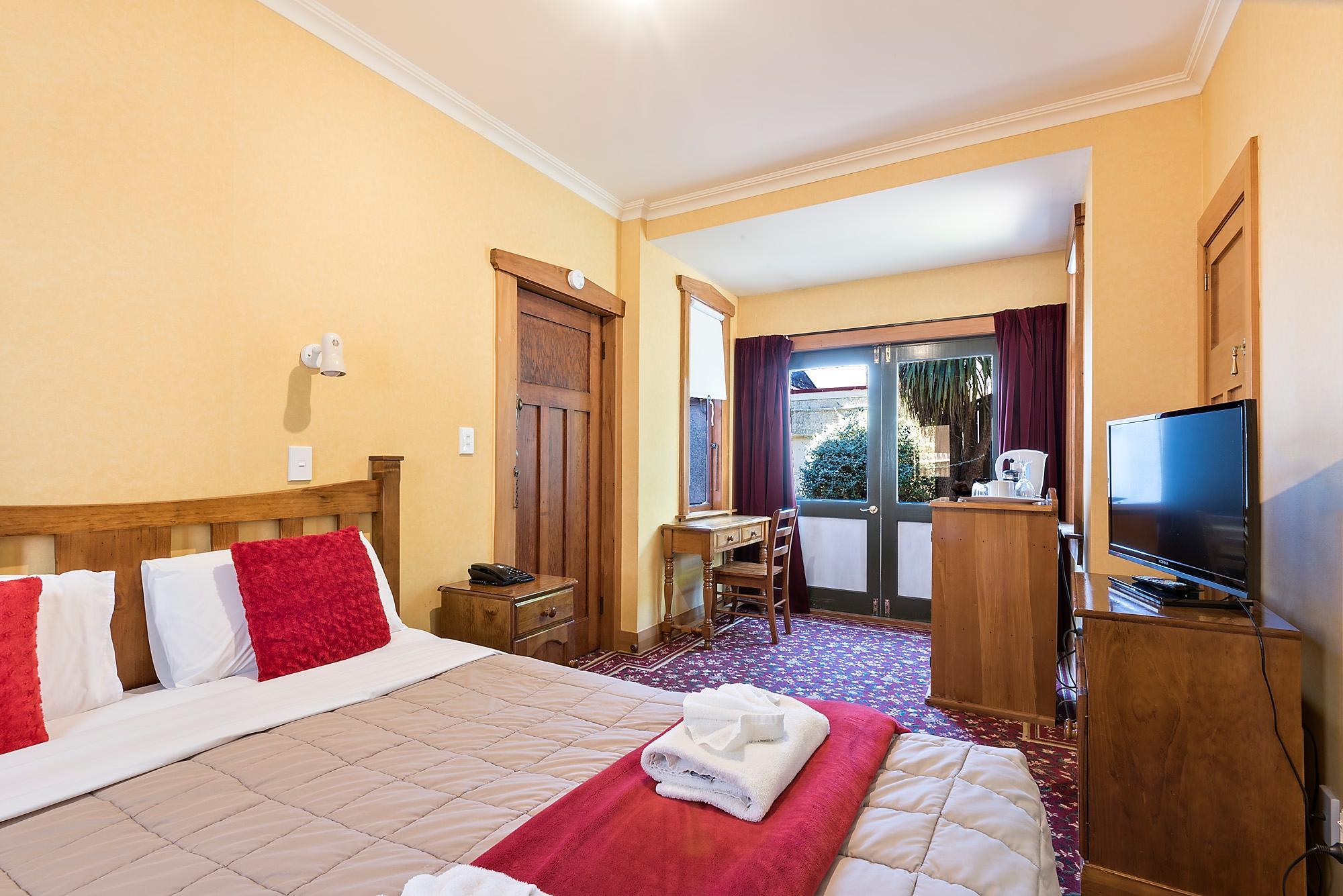 Lodge, Queen Bed