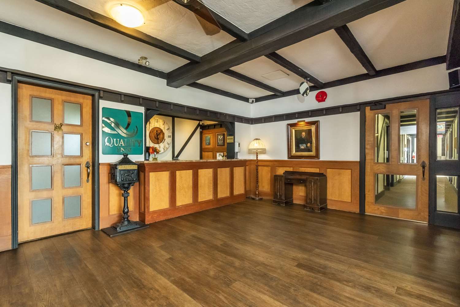 Quality Inn Waddling Dog Saanichton 9/37