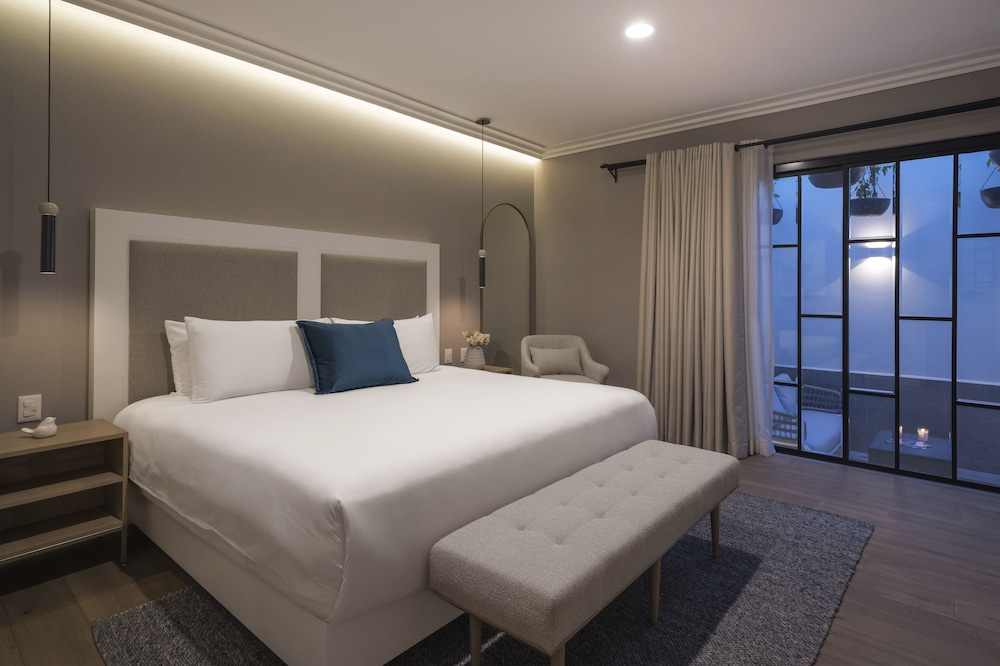 GALLERY, SUITE, KING BED, SOFA, KITCHEN