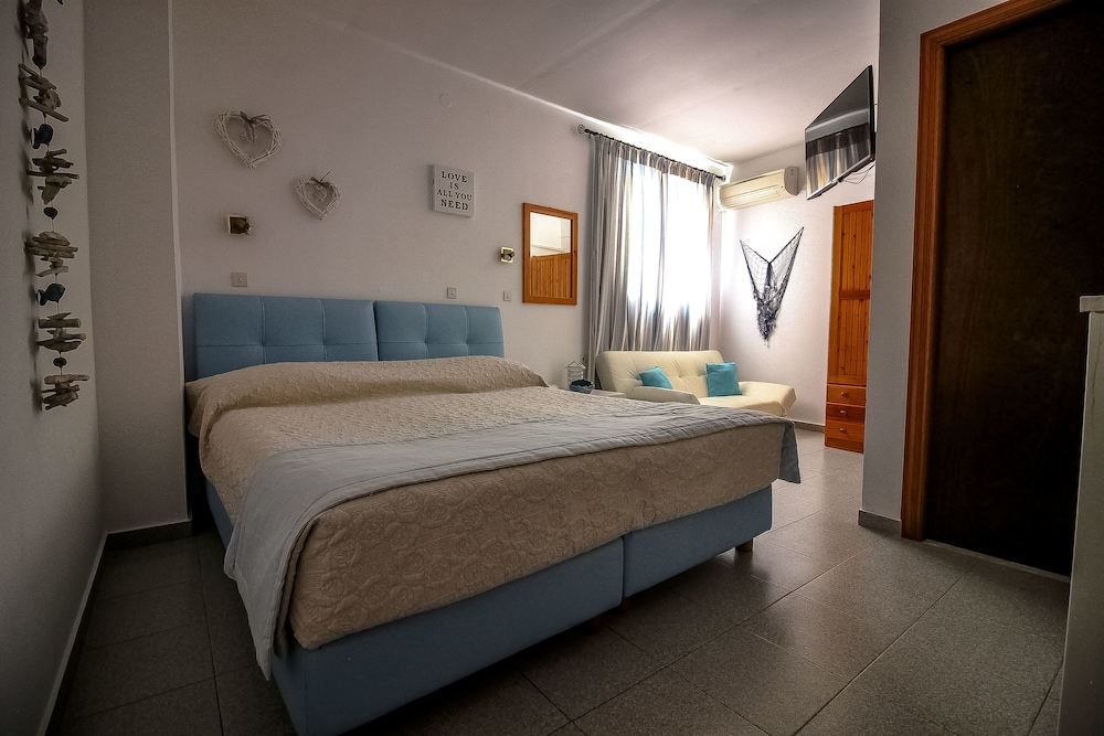 ROOM, DOUBLE BED
