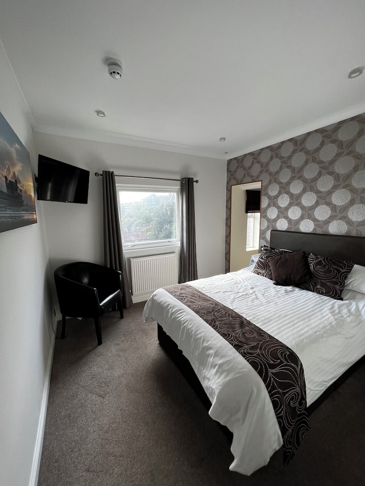 Queenswood Hotel 14/45
