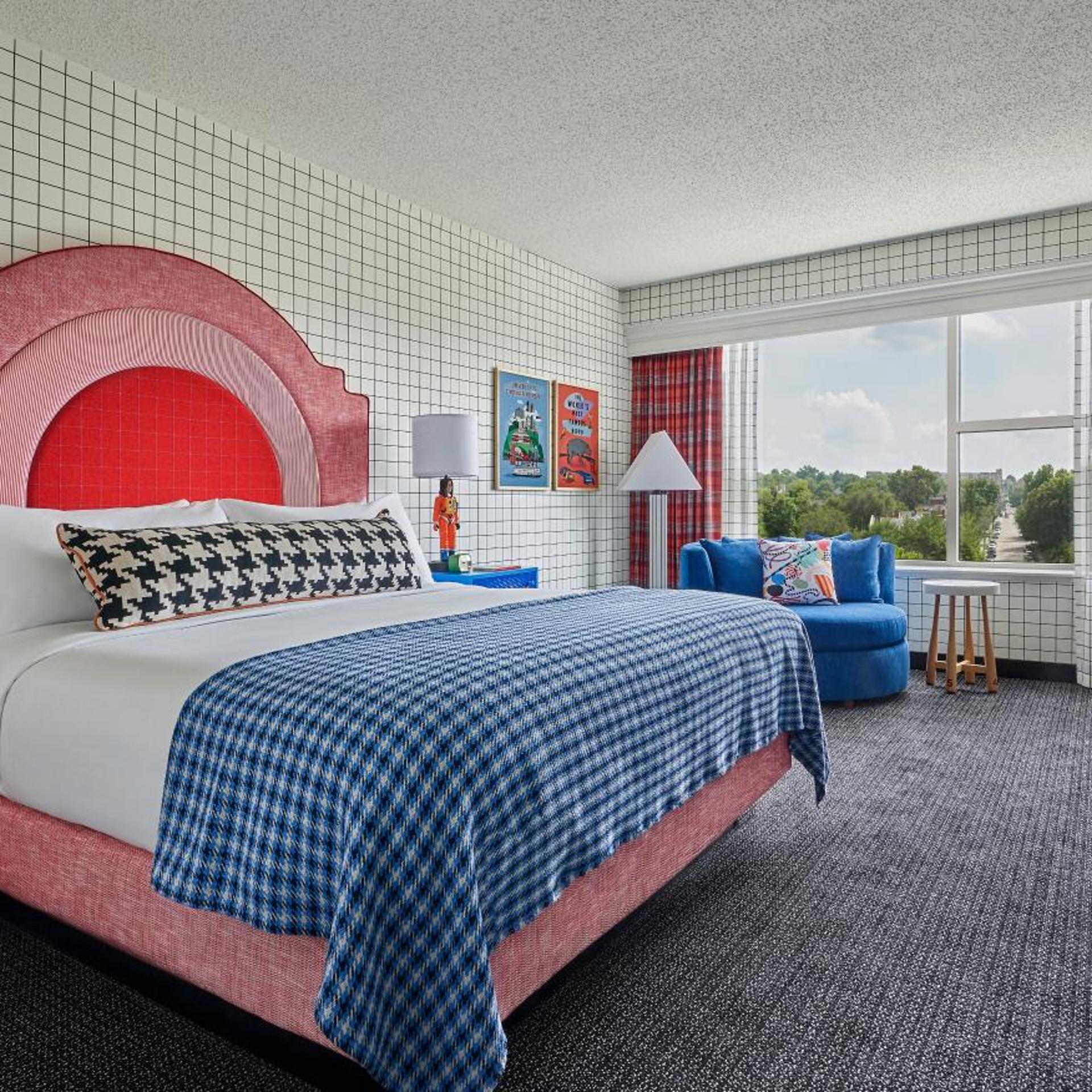 GRADUATE, KING BED