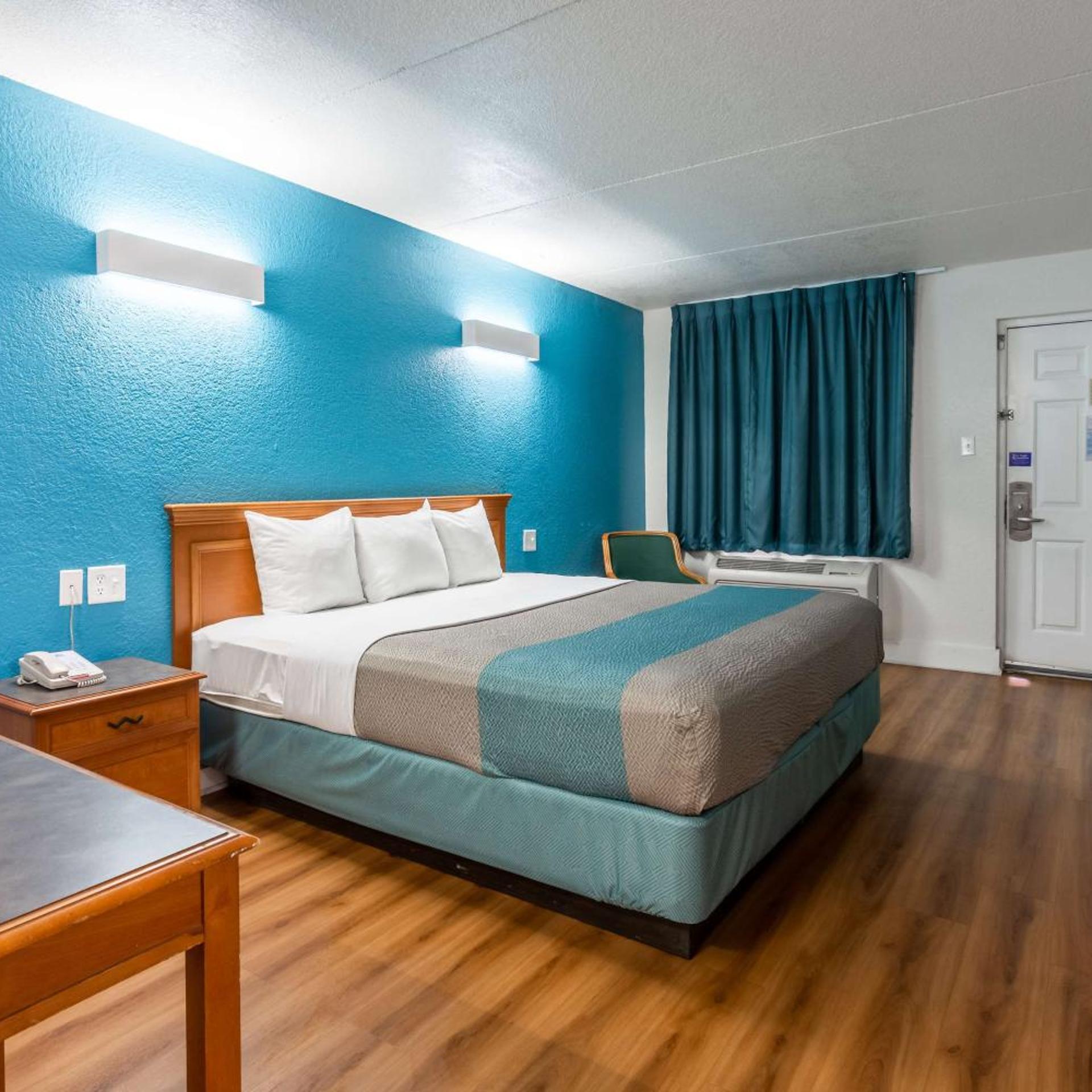 1 King Bed - Mobility Acc Tub Smk Micfridge، Motel6 North Little Rock, AR - McCain 4/8