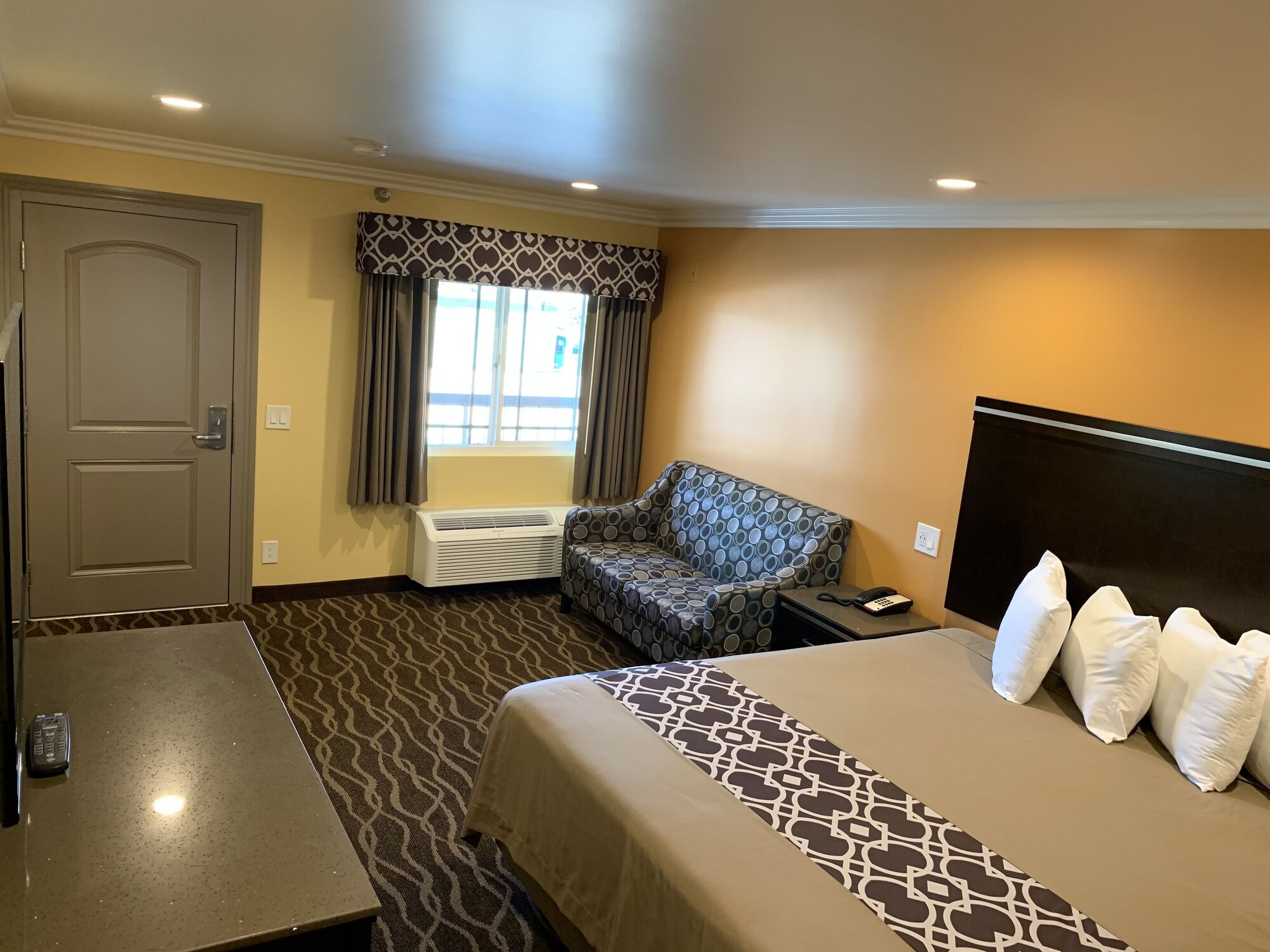 غرفة ديلوكس بسرير كينج، Industry Inn Amp Suites 2/6