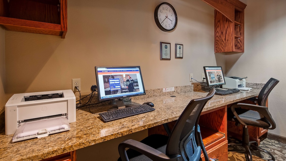 Best Western Plus Butterfield Inn 40/44