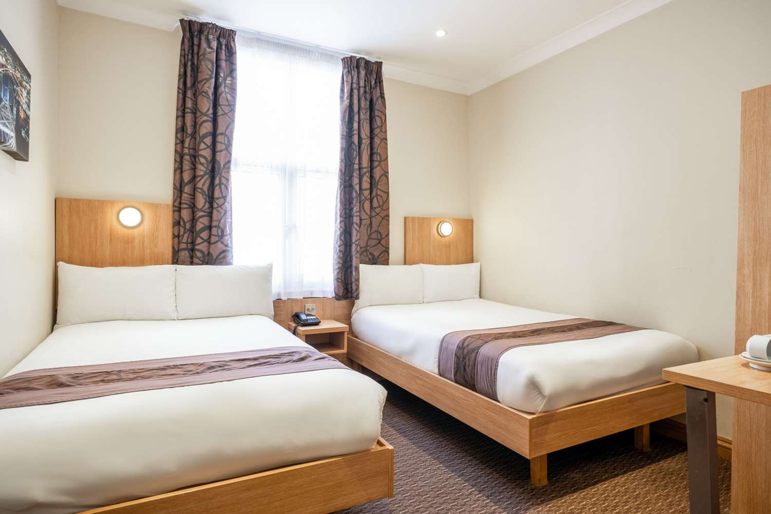 ROOM, 2 DOUBLE BEDS