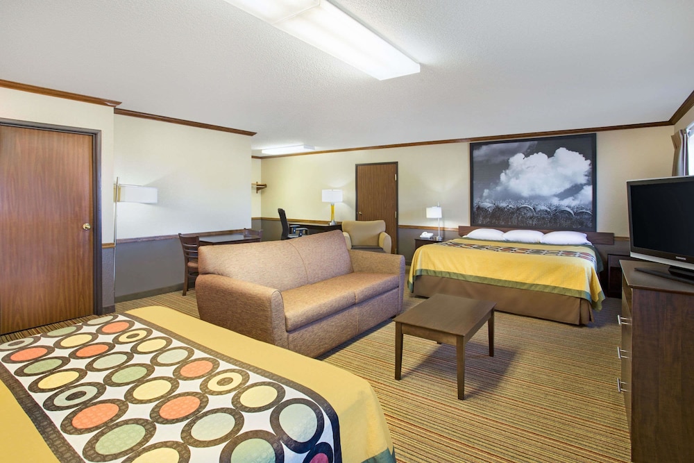 Super 8 by Wyndham New Hampton 10/32