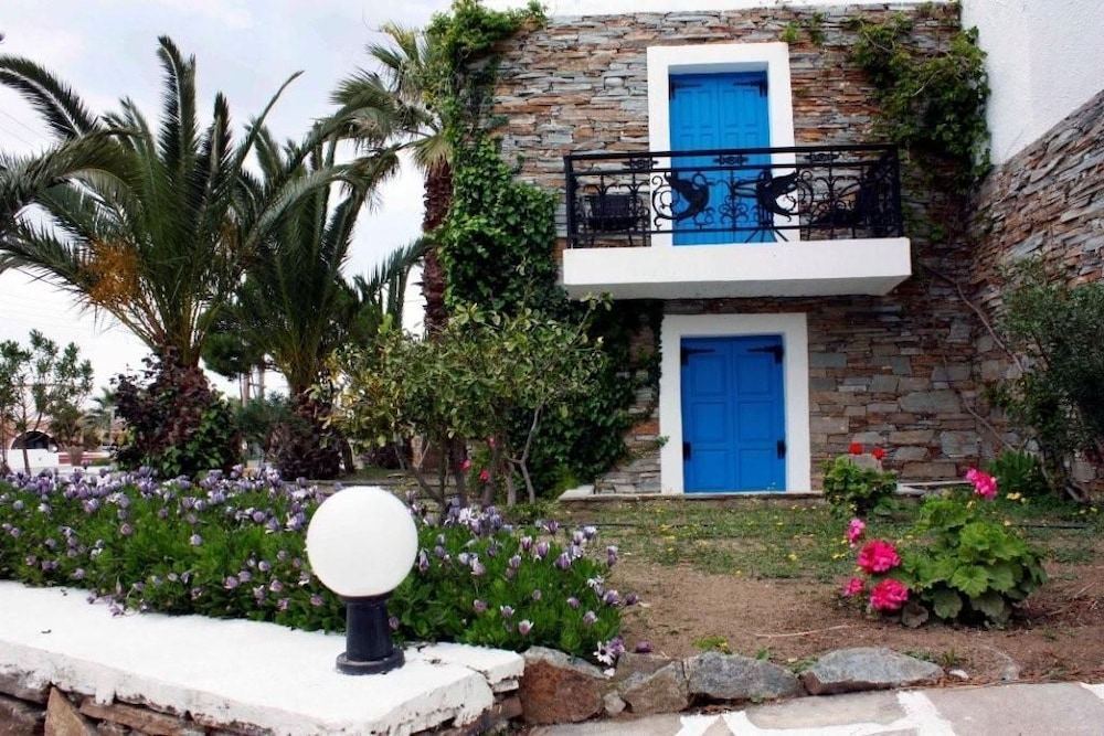 Naxos Holidays 60/64