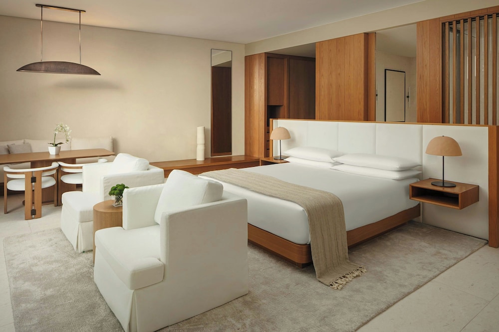 Junior Suite, King Bed, Partial Sea View