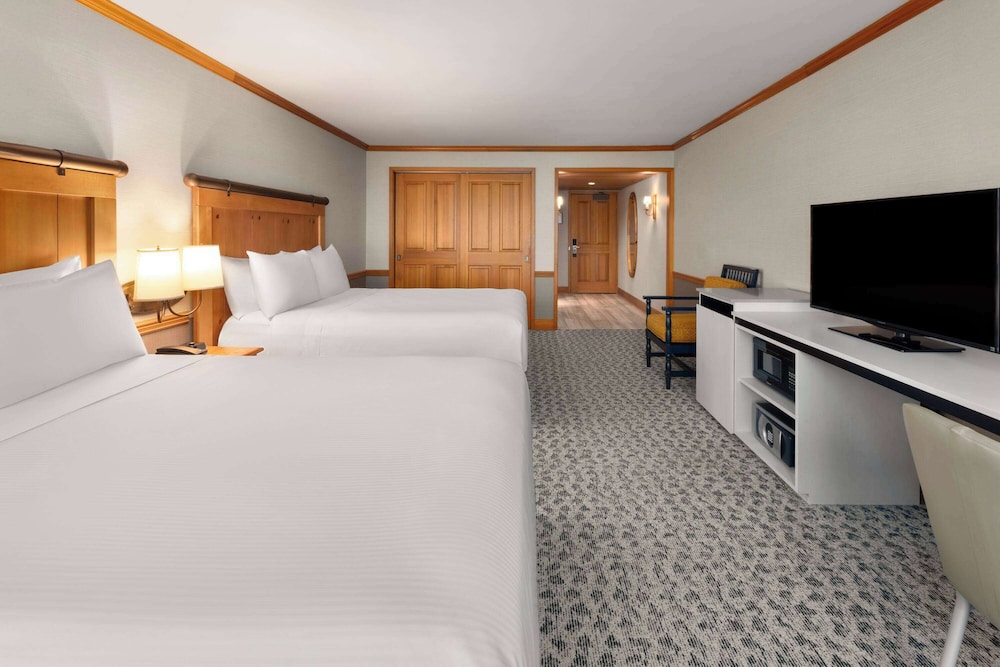 Room, 2 Queen Beds, Water View